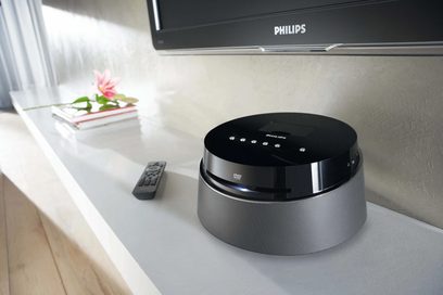 Philips CTS4000 sort trådløs højttaler, set ovenfra, med trykfølsomme knapper på toppen, placeret på et lyst træbord
