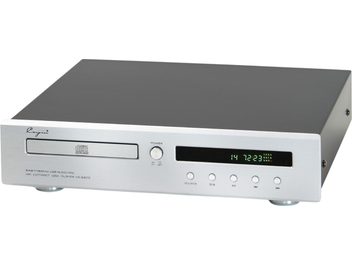 Lettore CD hi-fi Cayin CS-55CD DAC in alluminio spazzolato argento, vista frontale leggermente prospettica, coperchio superiore nero opaco, vano disco a sinistra, display digitale verde e cinque pulsanti rotondi allineati