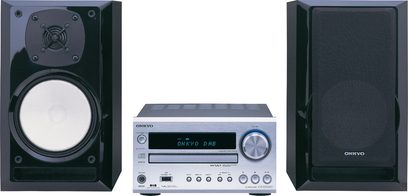 Onkyo CS-525 mini hi-fi-anlæg bestående af en cd-afspiller, en radiotuner og to højttalere, set forfra