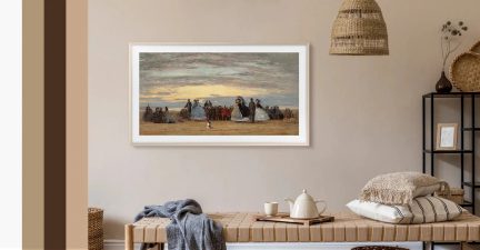 Quadro da parete incorniciato orizzontale con cornice bianca, scena di spiaggia con personaggi in abito al tramonto
