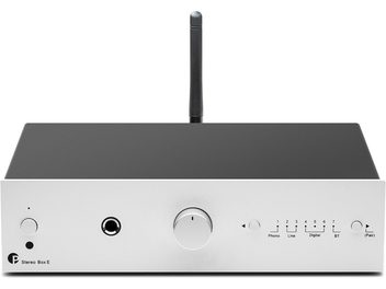 Pro-Ject Stereo Box E ezüst színű integrált sztereó hi-fi erősítő, elől nézet, téglalap alakú ház, középen kör alakú gomb, csatlakozók és függőleges antenna