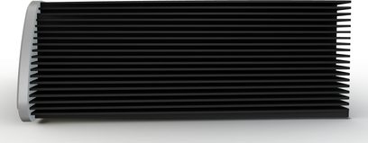 Czarny aluminiowy radiator z równoległymi poziomymi żebrami, zbliżenie z przodu