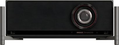 XGIMI Titan svart projektor sett forfra med stort rundt objektiv til høyre og IMAX Enhanced-merke på fronten