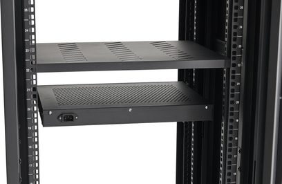 Piattaforma di ventilazione con 2 ventole nere perforate montata in un rack audiovisivo con ripiani metallici traforati