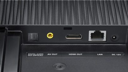 Bagside af en Samsung BD-C7500 Blu-ray-afspiller med HDMI-, Ethernet-, optisk audio- og USB-porte på en baggrund med lodrette linjer