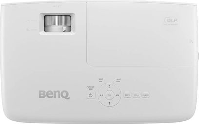 Benq W1090 hvid videoprojektor, set forfra, med linse, kontrolknapper og indikatorlys øverst