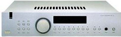 Sølvfarvet hi-fi integreret forstærker fra Arcam FMJ-C31, frontpanel med display, knapper og kontrolknap
