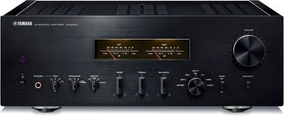 Forsiden af en sort Yamaha A-S2200 stereo hi-fi-forstærker i børstet aluminium med forgyldte skalaer og knapper