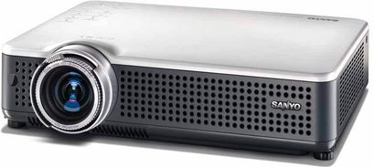 Sanyo PLC-XU88 videoprojektor set forfra, kompakt, grå og sort, decentreret linse, ventilationsgitter på højre side