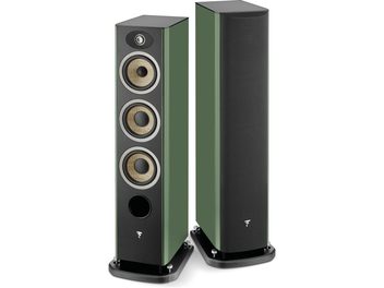 To grønne høyttalere av typen Focal Aria Evo X N°2 med lakklakkert overflate, sett forfra, med svarte høyttalerelementer og en dyp grønn, blankpolert finish