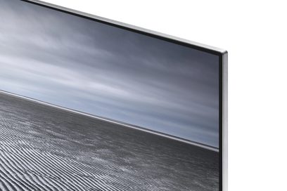 Samsung UE49KS7000 fladskærms-TV, slankt metallisk gråt kabinet, set fra siden, viser en skyet himmel på skærmen