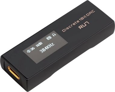 Bærbar Cayin RU7 lydkonverter i sort metal, set let oppefra, med lille monokrom skærm på oversiden og gylden USB-C-port for enden