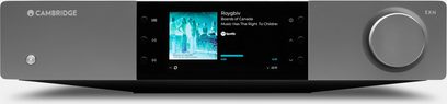 Síťový audio přehrávač Cambridge Audio EXN100, pohled zepředu, centrální displej zobrazující hudební rozhraní, otočný knoflík vpravo