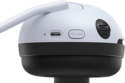 Sony Inzone H9 gaming-headset in wit en zwart plastic, close-up zijaanzicht met zicht op de oorschelp, opgeklapte microfoonarm, USB-C-poort, NC/AMB-knop en volumewiel
