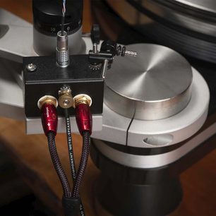 Audioquest Black Hole GroundGoody 3m phono kabel s červenými a černými konektory, upevněný na černém pouzdře s kovovým stříbrným ramenem