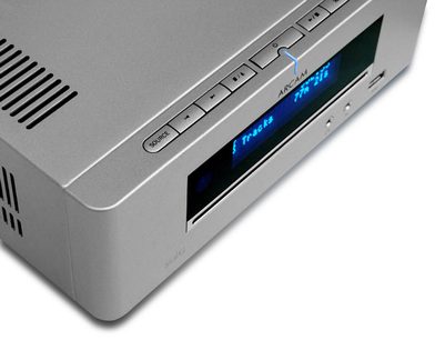 Arcam Solo Mini, integreret audiosystem, delvist forfra, blåt display, sølvfarvet front med knapper og stik