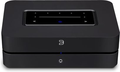 BlueSound Powernode sort hi-fi stereforstærker, set forfra. Rektangulært sort kabinet med blå LED-skærm og knapper