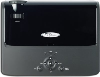 Optoma EP781 sort videoprojektor, set forfra, zoom, kontrolknapper, indikatorlampe, infrarød sensor