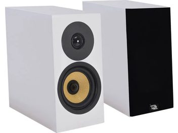 Bokhyllehøyttaler Davis Acoustics Courbet nr. 3 hvit, sett forfra og i trekvart vinkel, rektangulært hvitt kabinett, en gul mellomtone/basshøyttaler med svart ramme, en svart diskant, en avtakbar svart grill på baksiden.