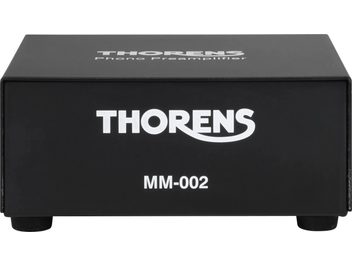 Preamplificatore fonorivelatore Thorens MM-002 nero, vista frontale, case rettangolare nero opaco con logo bianco "THORENS" e riferimento "MM-002"