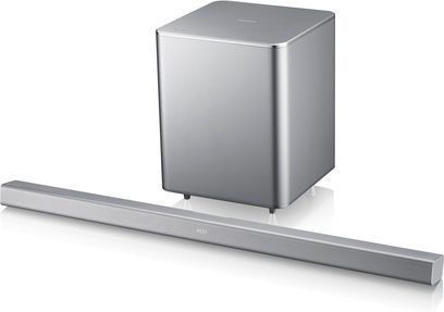 Sølvfarvet Samsung HW-F551 soundbar, set forfra og fra siden, placeret på en rektangulær metalstøtte