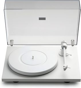 Pro-Ject T1 White Edition hi-fi pladespiller set forfra, mat hvid MDF-kabinet, matchende pladetallerken, gennemsigtigt støvlåg i akryl løftet op og lige hvid tonearm