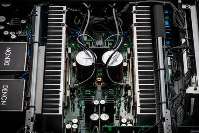 Denon PMA-1700NE sølv hi-fi stereoanlegg, interiørvisning av elektroniske komponenter, kjøleelementer, toroidale transformatorer