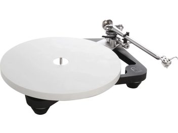 Rega Planar 10 pladespiller i mat sort, set fra tre kvart vinkel forfra, hvid pladetallerken, sølvfarvet rørformet tonearm med kontravægt og pickup