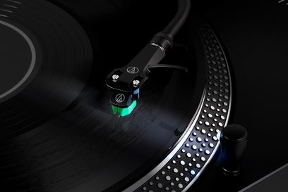 Audio Technica AT-LP120XBTUSB sort pladespiller, detaljeret billede af tonearmen med pickup og blåt lys
