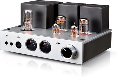 Προενισχυτής ακουστικών hi-fi Cayin HA-2A σε ασημί και μαύρο μέταλλο, τρισδιάστατη μπροστινή όψη, με τέσσερις εμφανείς γυάλινες λυχνίες, τρία καλύμματα μετασχηματιστών στο πίσω μέρος, δύο κυκλικά βολτόμετρα, υποδοχές ακουστικών και μεγάλο περιστροφικό κουμπί έντασης στην πρόσοψη.