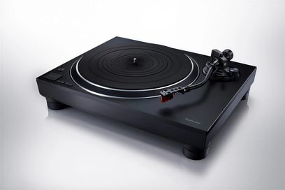 Zwarte Technics SL-1500CEG-K platenspeler, bovenaanzicht licht van opzij, draaitafel met matje, tonarm met element
