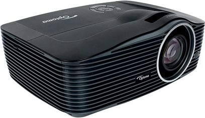 Optoma X501 ProScene sort videoprojektor, trekvartersperspektiv forfra, top med objektivet forskudt mod højre