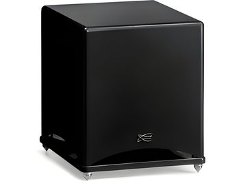 Cabasse Santorin 30-200M Subwoofer in mattem Schwarz, würfelförmiges Gehäuse mit glatter Oberfläche und leicht abgerundeten Kanten, dezentes Metalllogo im unteren Bereich der Front und vier kleine silberne Kegelfüße, Ansicht aus vorderem Dreiviertelwinkel