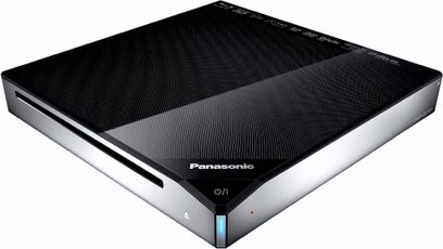 Panasonic DMP-BBT 01 EGK sort 4K Blu-ray-afspiller, set ovenfra i let dykket vinkel, låget lukket, forfronten synlig