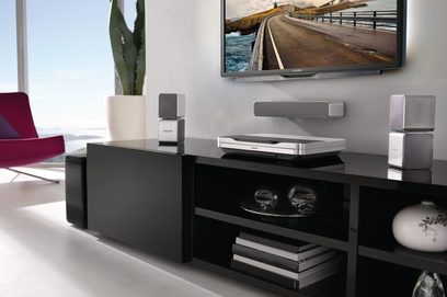 Philips HTS9520 sort hjemmebiografsystem med højttalere, subwoofer, Blu-ray-afspiller og tv, der viser en kystlinje