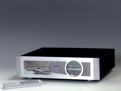 Cayin CDT-17A CD-afspiller, forsiden er sølvfarvet med blå LCD-skærm, set forfra mod ensfarvet mørkegrå baggrund