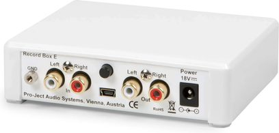 Preamplificador phono Pro-Ject Record Box E blanco, vista trasera, conectores RCA izquierdo y derecho, puerto USB, terminal GND, toma de alimentación