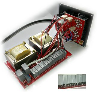 Otevřený sluchátkový předzesilovač AudioValve Verto v černé barvě, pohled shora, viditelné červené a stříbrné elektronické obvody