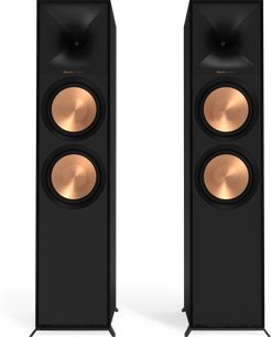 İki adet siyah Klipsch R-800F kolon hoparlör, her birinde iki adet altın renkli dairesel hoparlör ile ön görünüş