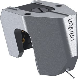 Ortofon MC VERISMO pladespiller pickup, perspektivvisning, sølvfarvet krop, sort "ortofon" inskription, sort centerskrue, synlig nål