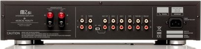 Sølvfarget Musical Fidelity M2si stereoforsterker sett bakfra med RCA-kontakter, høyttalerutganger og strøminntak