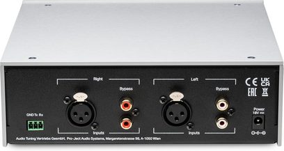Preamplificador de auriculares Pro-Ject Head Box DS3 B plateado, vista trasera con entradas XLR y RCA izquierda derecha, bypass y alimentación