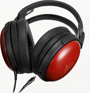 Audio Technica ATH-AWAS kapalı, kulak çevreleyen kulaklık, siyah ve kırmızı, sol profilden görünüm, beyaz bir zemin üzerine yerleştirilmiş