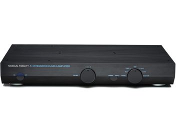 Črn stereo integrirani ojačevalnik Musical Fidelity A1 z rebrasto zgornjo površino, dvema velikima vrtljivima gumboma in modrimi napisi