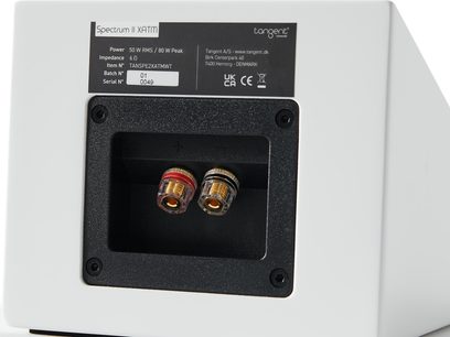 Witte Tangent Spectrum II XATM-luidspreker, achteraanzicht, zwarte paneel met twee goudkleurige schroefaansluitingen, rood en zwart