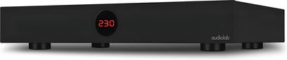 Condicionador de corriente Audiolab DC-BLOCK 6 negro con pantalla digital roja "230" en el centro y patas circulares negras