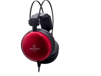 Słuchawki przewodowe Audio Technica ATH-A1000Z, widok z lewej strony pod kątem, okrągłe obudowy z czerwonego metalicznego aluminium, czarne, okrągłe nauszniki z wyglądem imitacji skóry, podwójne cienkie pałąki w kolorze czarnym z unoszącym się zagłówkiem, kabel wychodzący z dołu obudowy