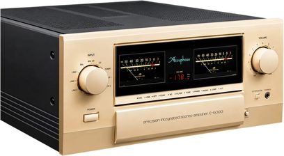 Amplificateur intégré Accuphase E-6000, façade dorée, boîtier noir et deux vumètres à aiguilles, vu de trois quarts