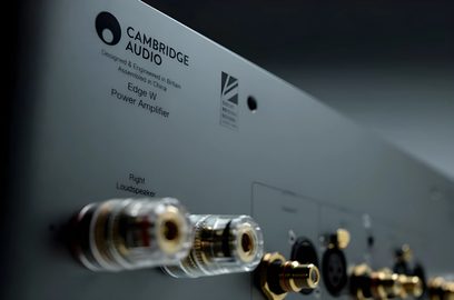 Guldbelagte audiostik på en Cambridge Audio EDGE W-effektforstærker i nærbillede