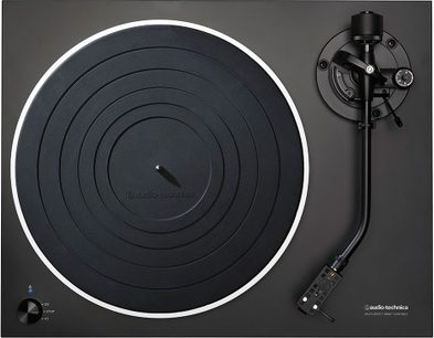 Audio Technica AT-LP5 sort pladespiller set forfra med tonarm og sort vinylplade uden etiket